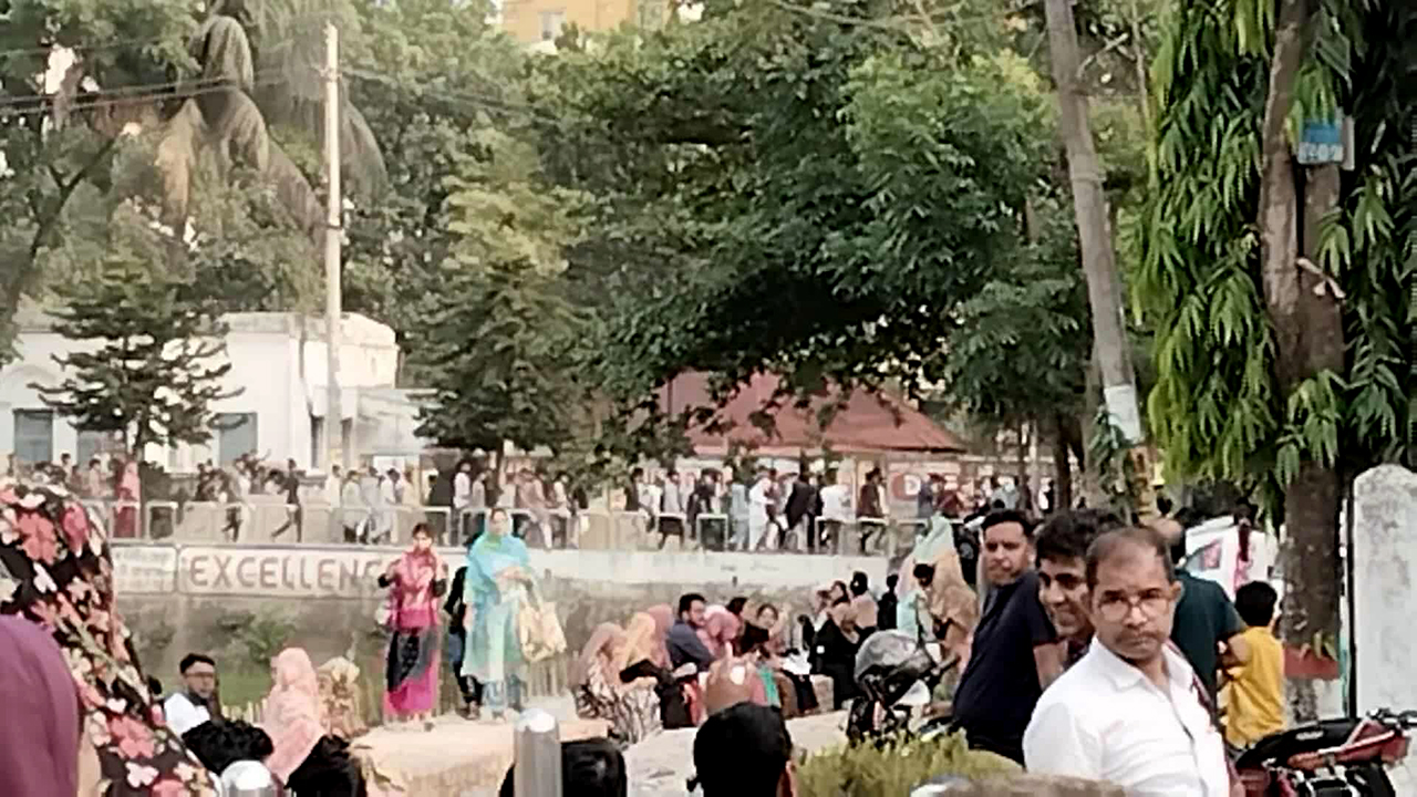 কুমিল্লা নগরীর তিন স্থানে কিশোর গ্যাংয়ের প্রকাশ্য মহড়া