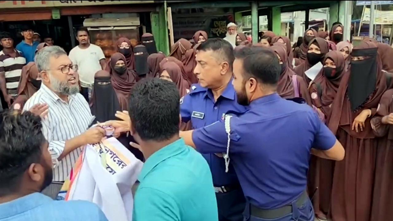 উপদেষ্টা আসিফের পদত্যাগের দাবিতে কুমিল্লায় বিক্ষোভ