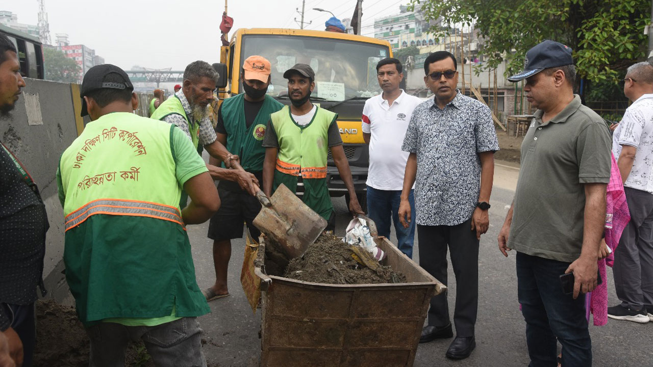 ৬শ কর্মী মিলে যাত্রাবাড়ী-সাইনবোর্ড মহাসড়কে পরিচ্ছন্নতা অভিযান