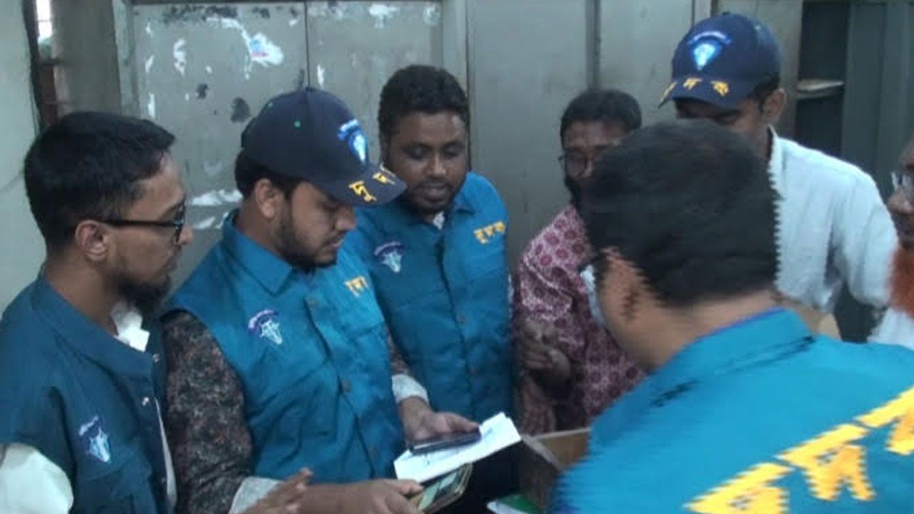 একই দিনে দুই দফা অভিযান, অফিস সহকারীর ড্রয়ারে মিলল অতিরিক্ত টাকা