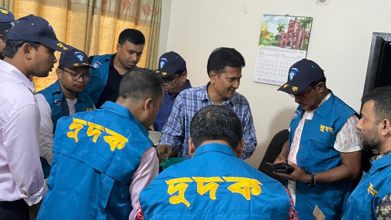 ঘুষ গ্রহণকালে হাতেনাতে গ্রেপ্তার ডিএসসিসির ওয়ার্ড সচিব