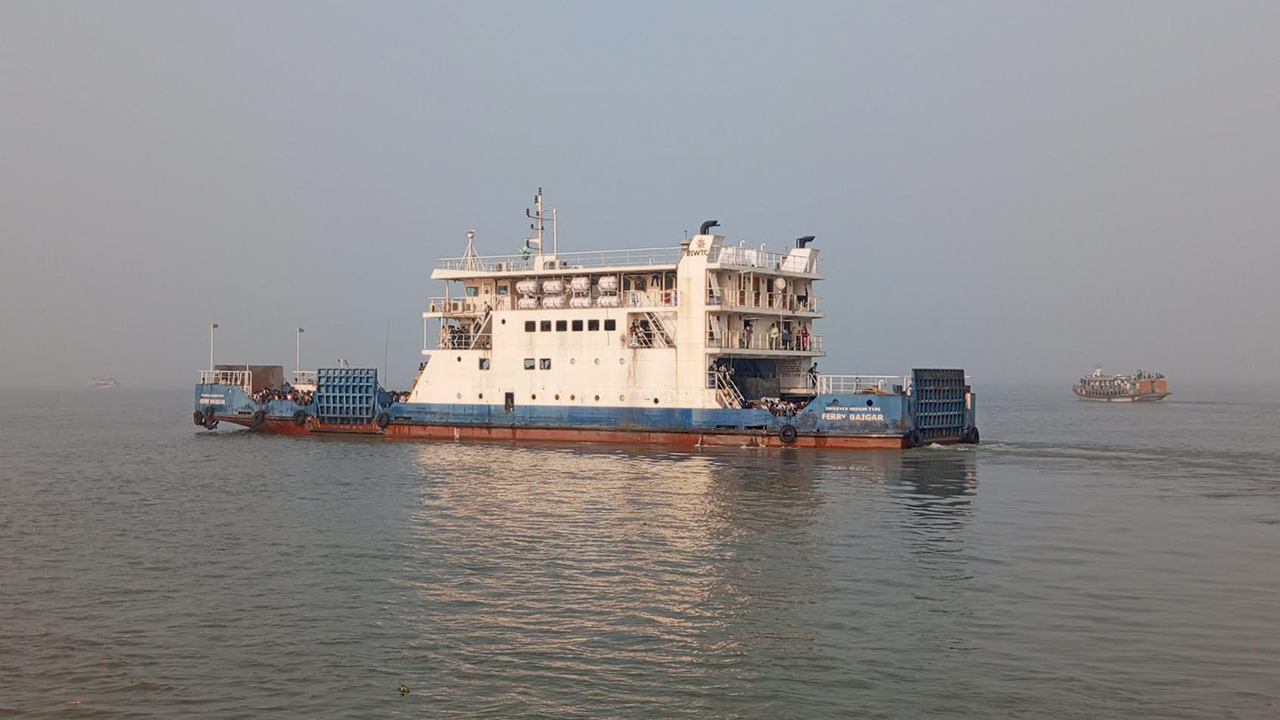 পাটুরিয়া-দৌলতদিয়া নৌপথে ফেরি চলাচল বন্ধ 
