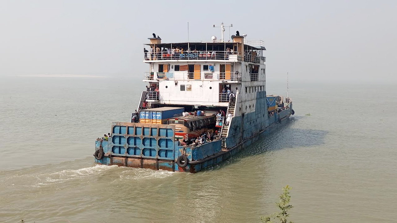 পাটুরিয়া-দৌলতদিয়া নৌপথে ফেরি চলাচল স্বাভাবিক
