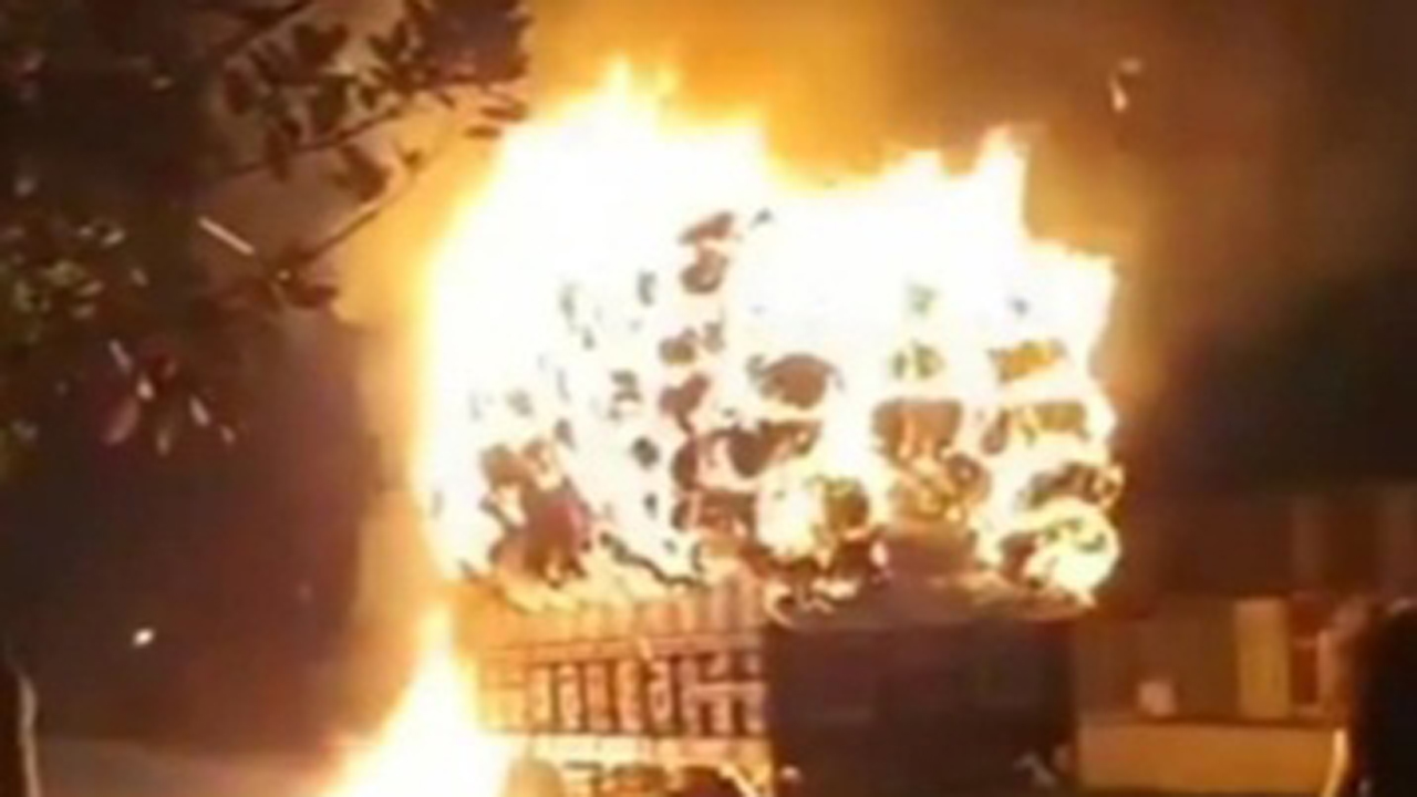 নারায়ণগঞ্জে ঝুটবোঝাই চলন্ত ট্রাকে আগুন