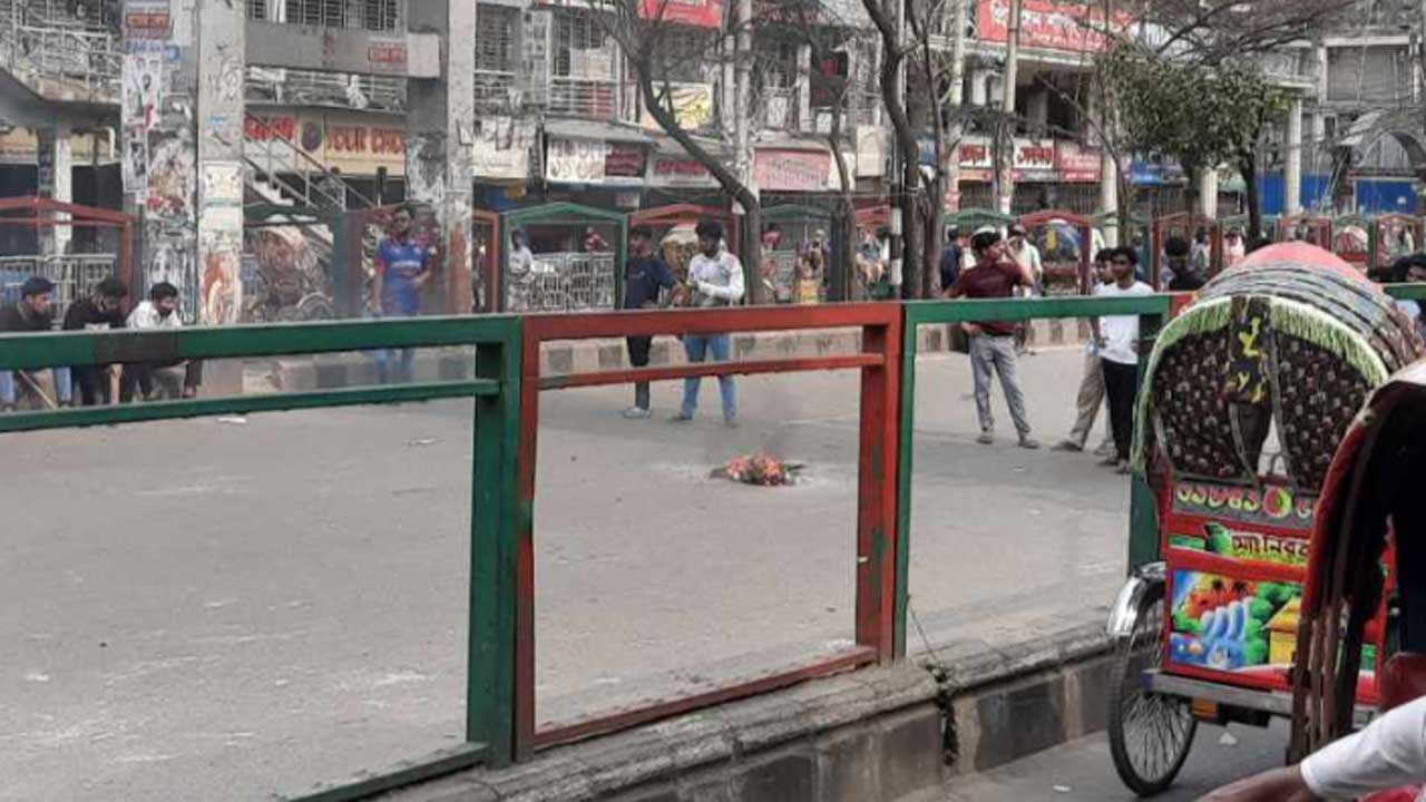 সায়েন্সল্যাব মোড়ে আগুন জ্বালিয়ে বিক্ষোভ, বন্ধ যান চলাচল