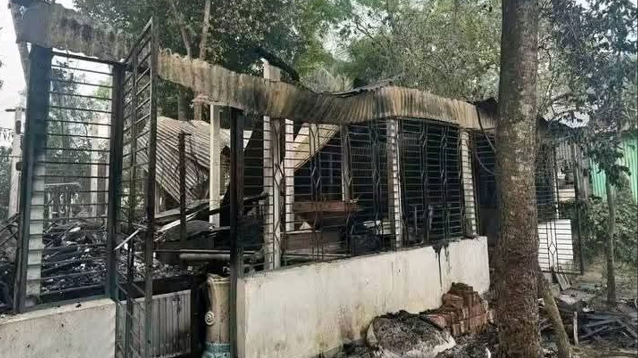 আনন্দ শোভাযাত্রার মোটিফ নির্মাণকারী শিল্পীর বাড়িতে আগুন