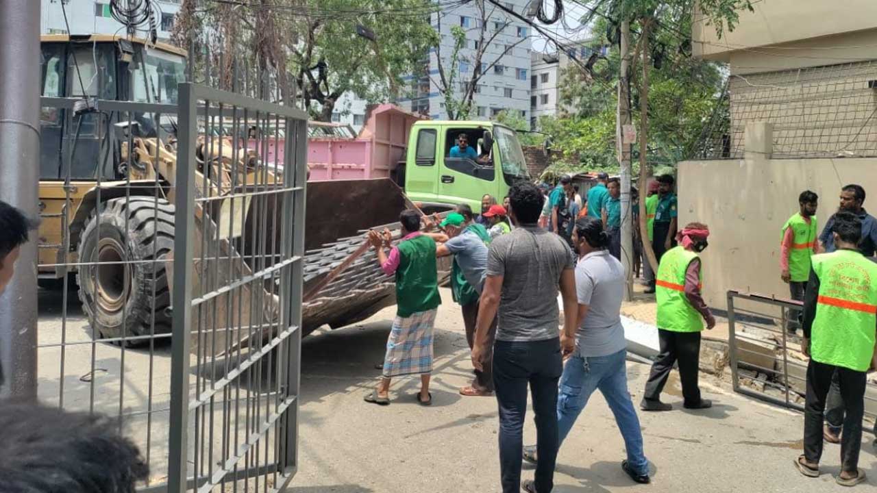 মিরপুরে অবৈধভাবে নির্মিত ৮টি গেট ভেঙে দিয়েছে ডিএনসিসি