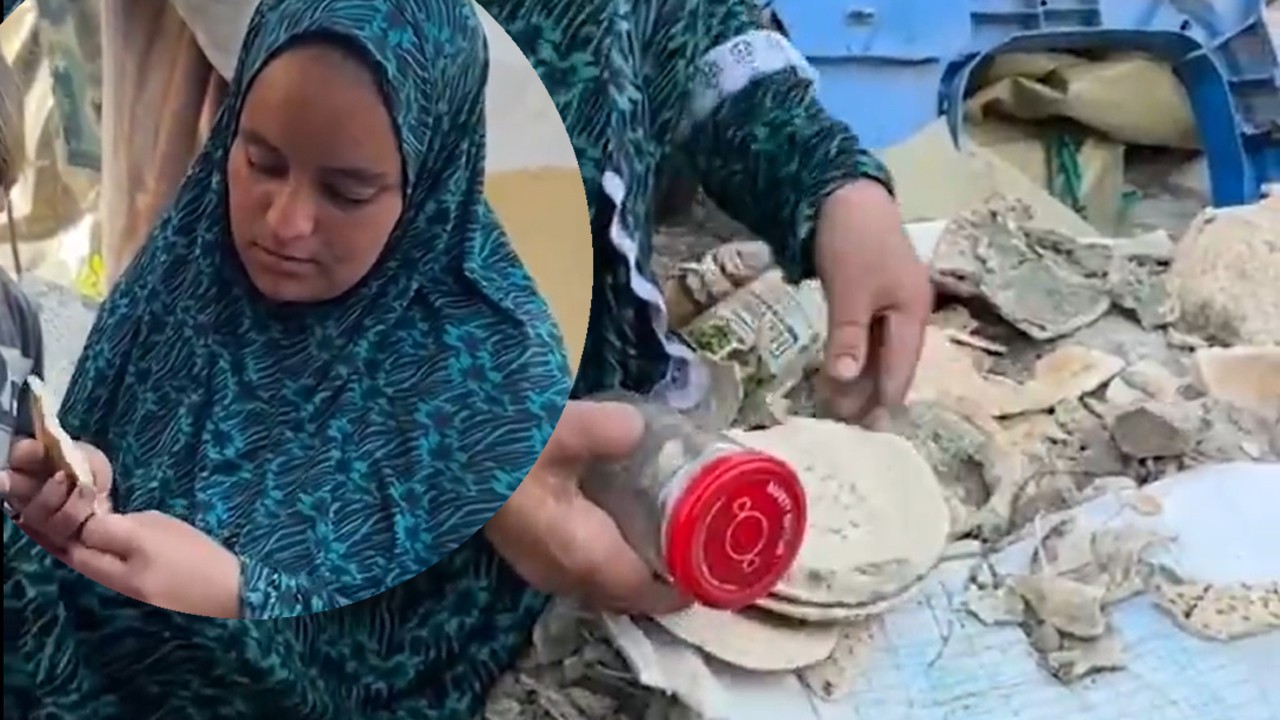 অবুঝ সন্তানদের ময়লা বাসি রুটি খাওয়াচ্ছেন গাজার এক মা (ভিডিও)