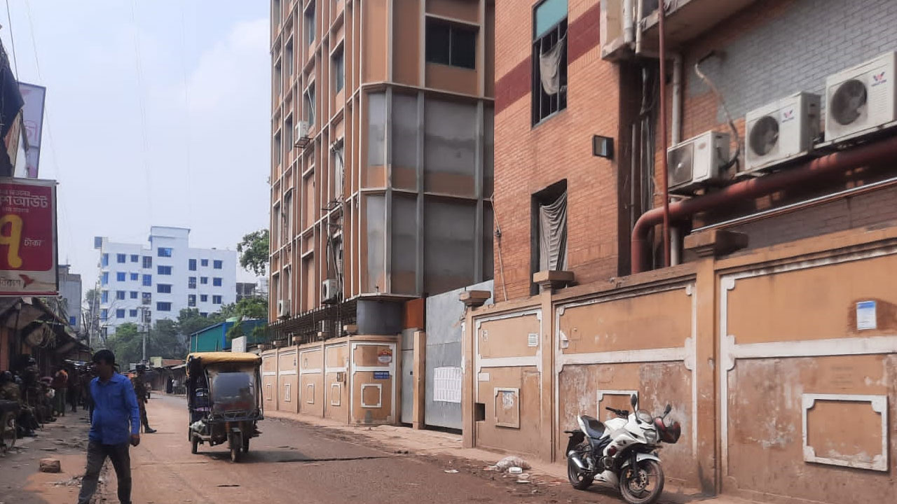 শ্রমিকদের আন্দোলন, গাজীপুরে দুই পোশাক কারখানা বন্ধ ঘোষণা