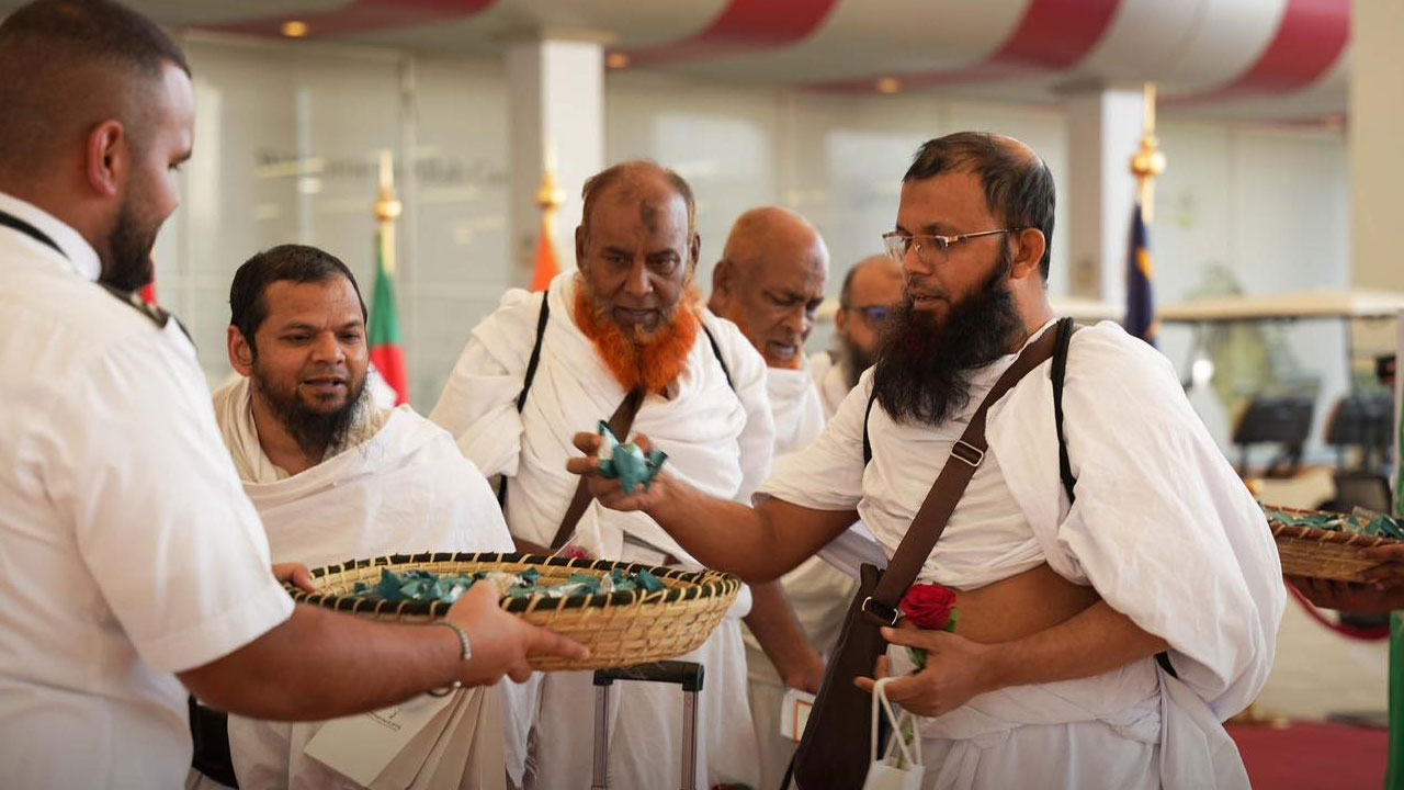 জেদ্দায় হজযাত্রীদের ফুল দিয়ে বরণ