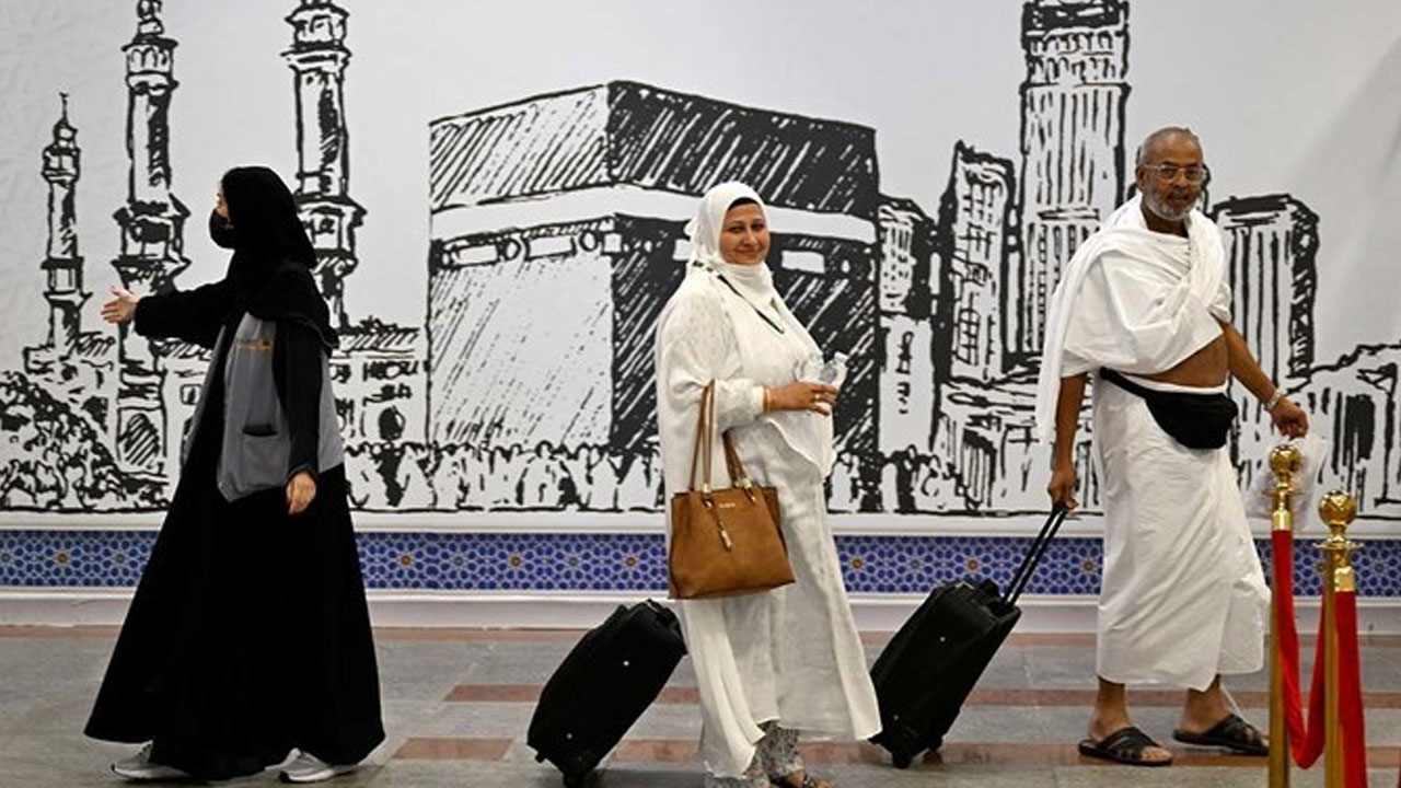 সৌদিতে হজের প্রথম ফ্লাইট যাবে কোন দেশ থেকে?