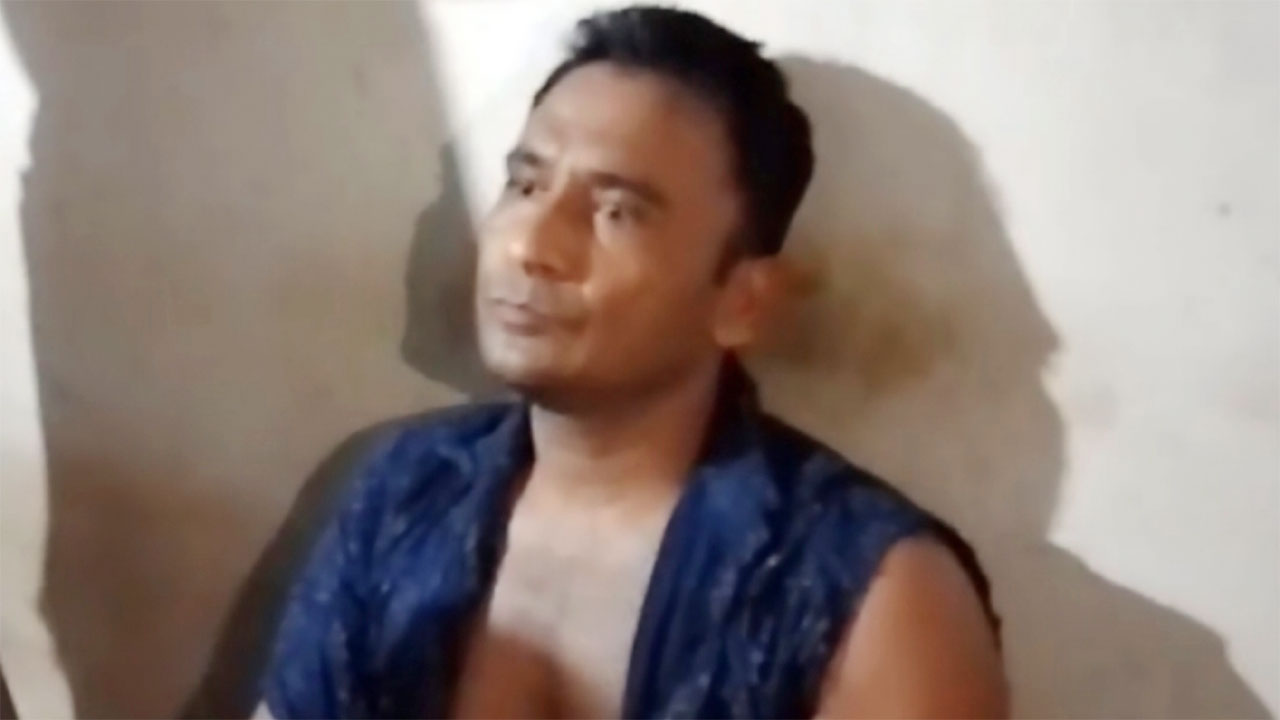 মহানবী (সা.) সম্পর্কে কটূক্তি, ইবি কর্মকর্তাকে গণপিটুনি