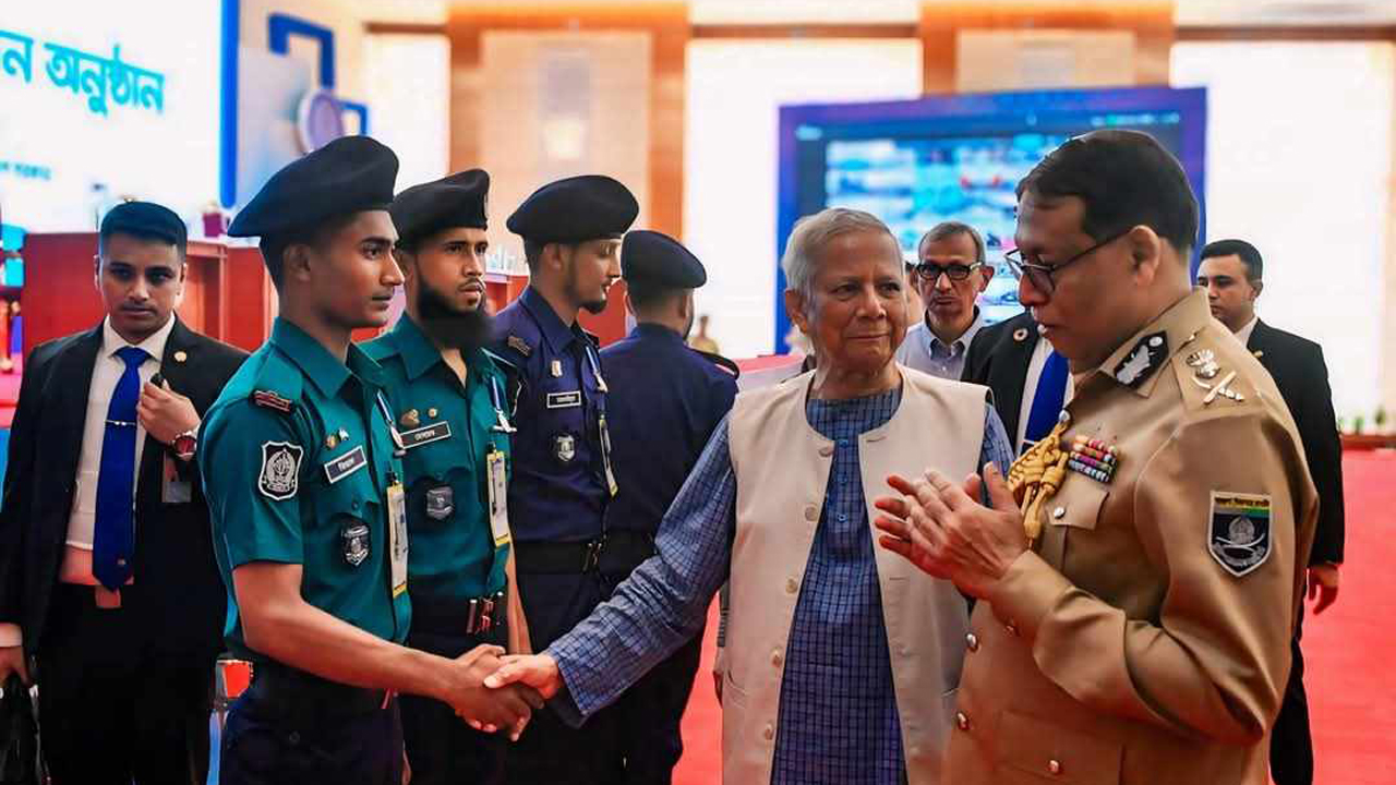 কনস্টেবল রিয়াদকে প্রধান উপদেষ্টার সঙ্গে পরিচয় করালেন আইজিপি