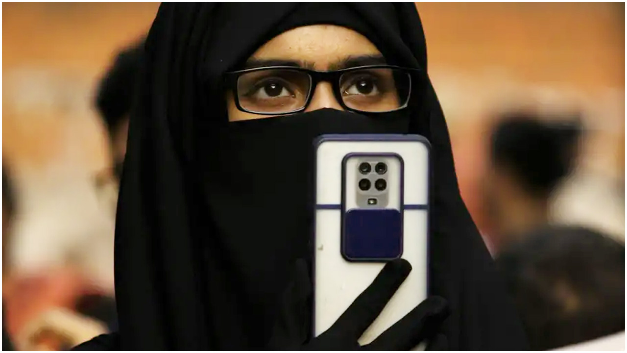 ভারতে হিজাব খুলে মুসলিম তরুণীকে হয়রানির নেপথ্যে কোন মানসিকতা?