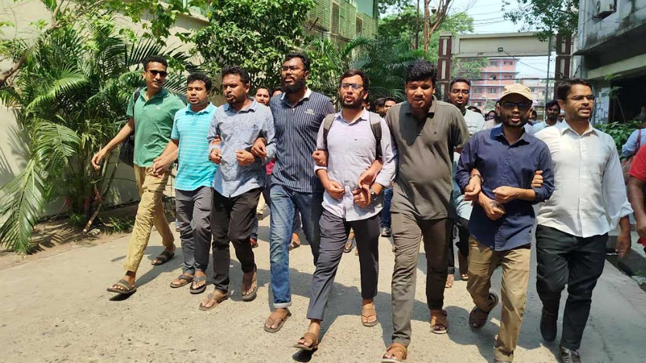 পিএসসি সংস্কারসহ ৮ দাবিতে জবি শিক্ষার্থীদের বিক্ষোভ