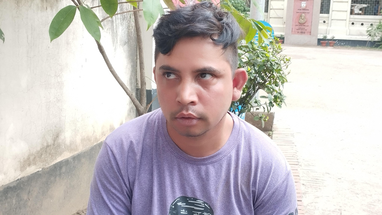 জবিতে সাইকেল চোর সন্দেহে যুবক আটক