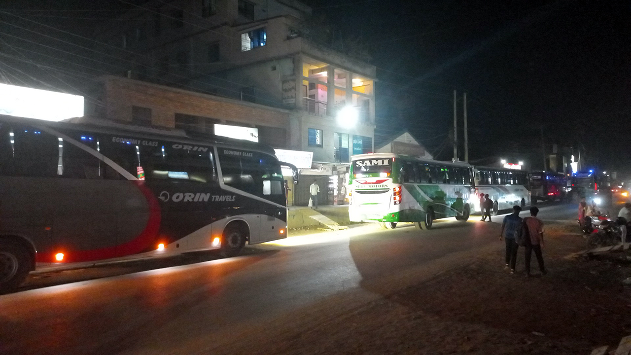 হঠাৎ জয়পুরহাট-ঢাকা রুটে দেড় ঘণ্টা বাস চলাচল বন্ধ