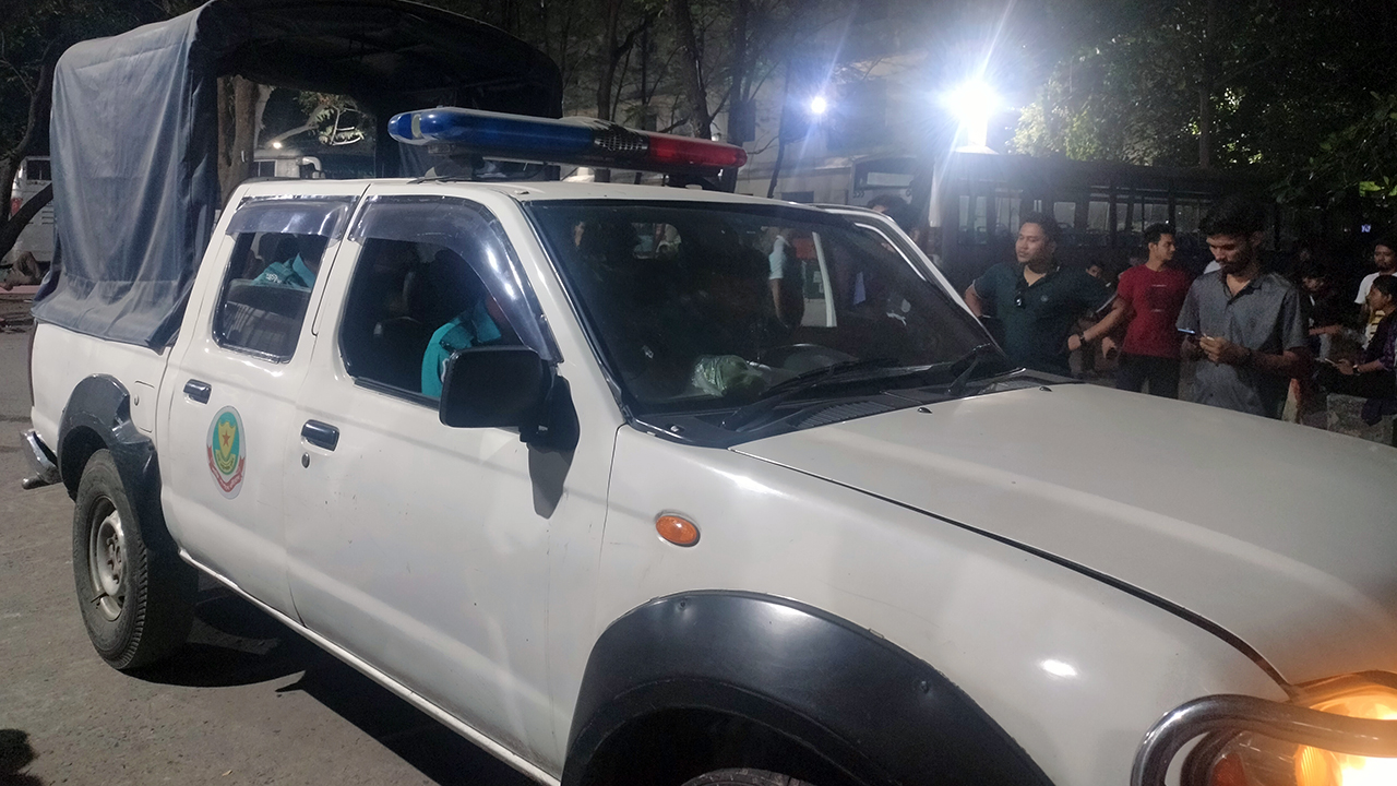 জবিতে দুই ছাত্রলীগ নেতাকে আটক করে পুলিশে সোপর্দ