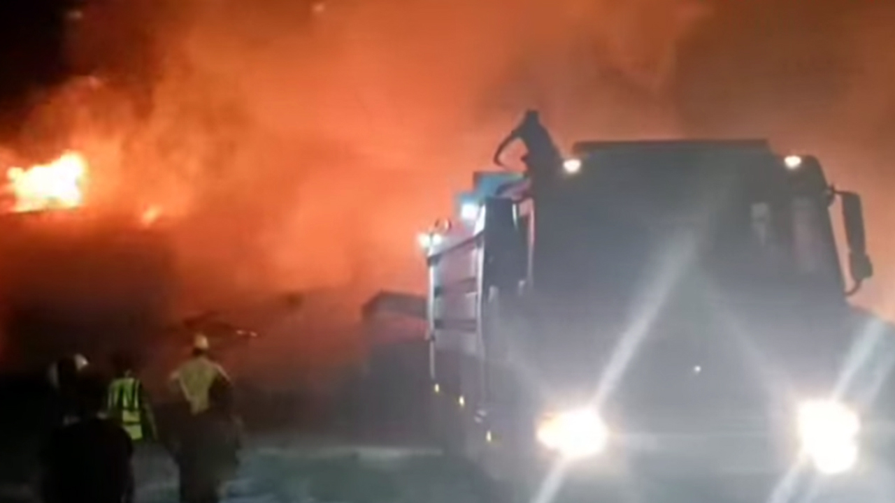 পটুয়াখালীতে তাপ বিদ্যুৎকেন্দ্রের স্ক্র্যাপ শেডে ভয়াবহ আগুন