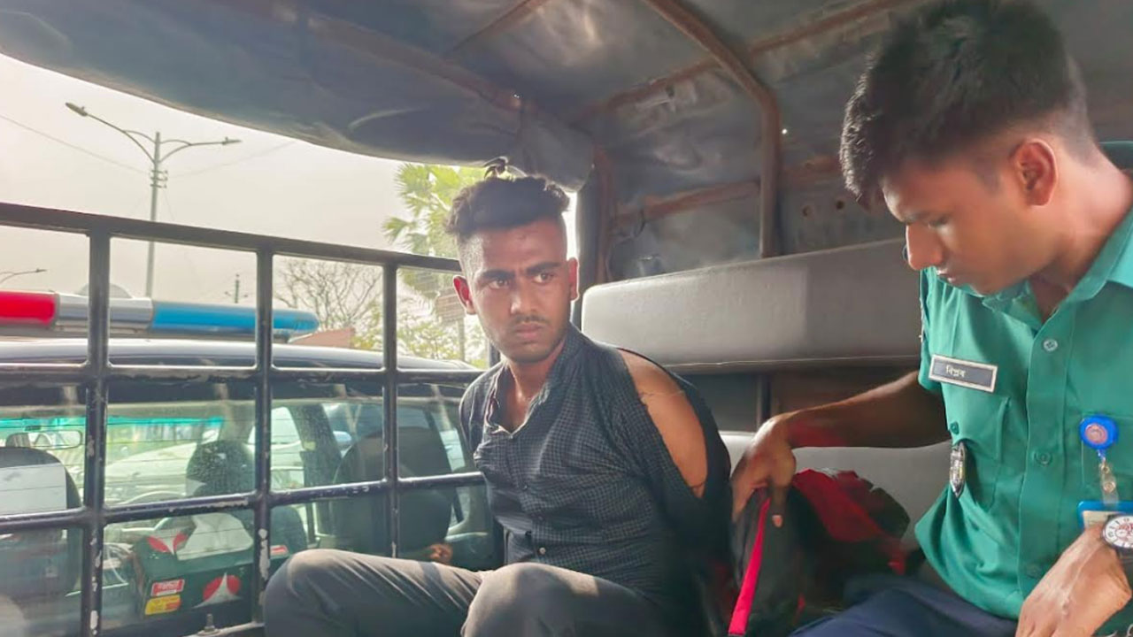 ছাত্রলীগ কর্মীদের মিছিলের চেষ্টাকালে স্থানীয়দের বাধা, আটক ১