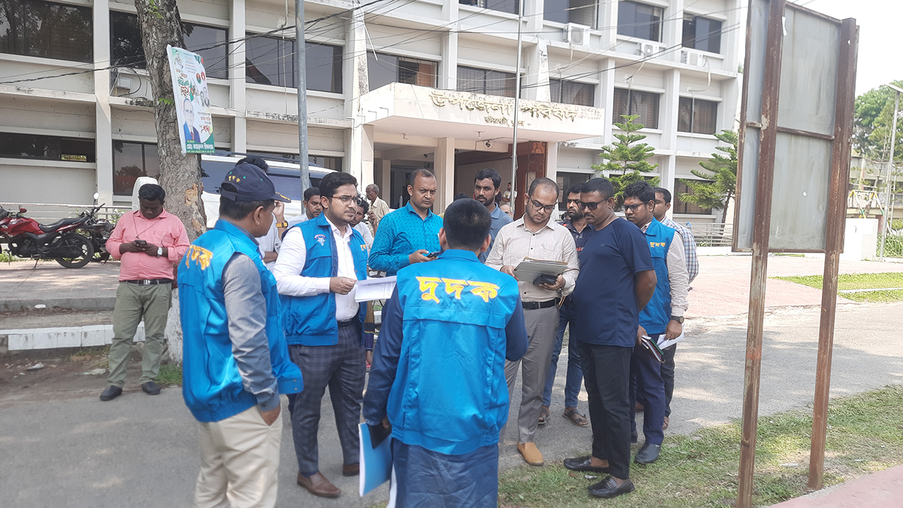 বটিয়াঘাটা এলজিইডি অফিসে দুদকের অভিযান