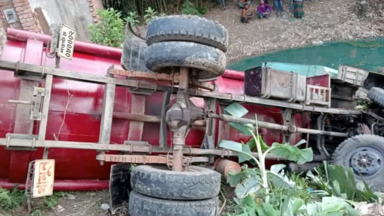 রাস্তার পাশে দাঁড়িয়ে থাকা ২ নারীকে ট্যাংক লরির ধাক্কা