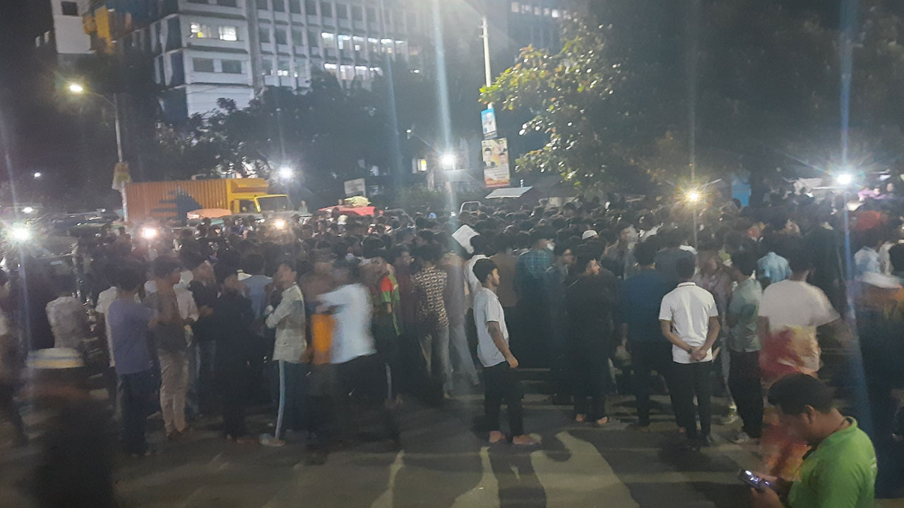 খুলনায় পলিটেকনিক শিক্ষার্থীদের মহাসড়ক অবরোধ