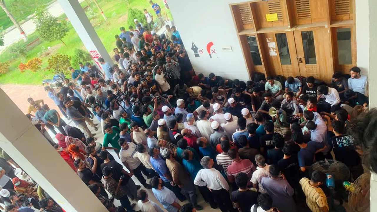 আমরণ অনশনে কুয়েট শিক্ষার্থীরা, ভিসির পদত্যাগ দাবি