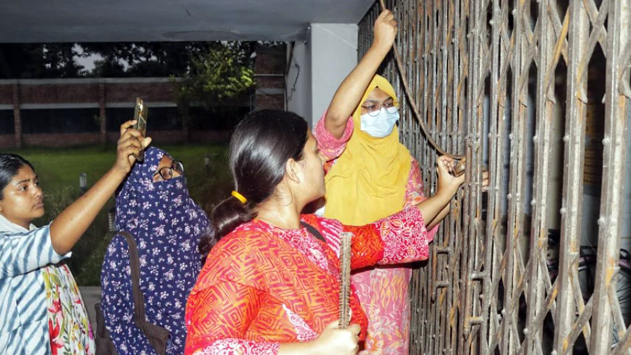 কুয়েটে এবার রোকেয়া হলের তালা ভেঙে ছাত্রীদের প্রবেশ