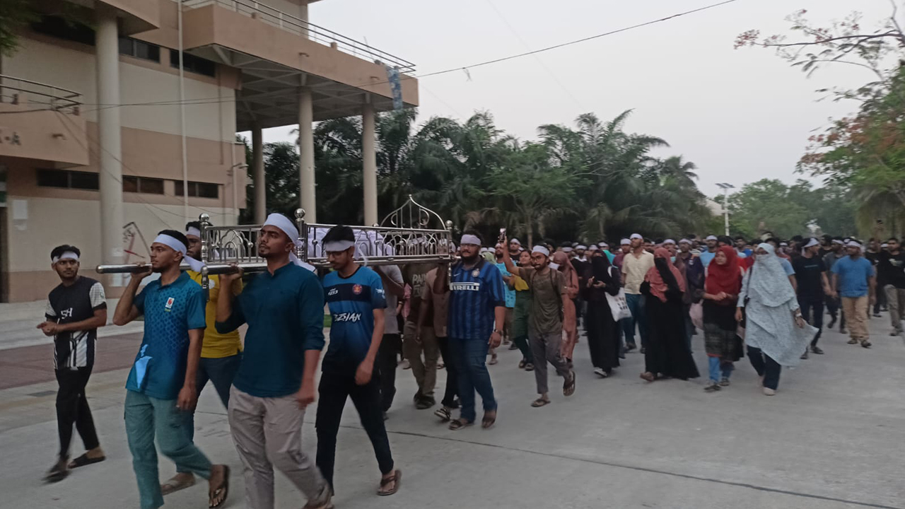 উপাচার্যের পদত্যাগ দাবিতে কুয়েট শিক্ষার্থীদের কফিন মিছিল