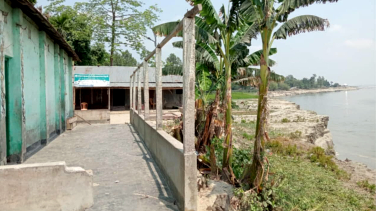 অসময়ে ব্রহ্মপুত্র নদে তীব্র ভাঙন, আতঙ্কে নদীপাড়ের মানুষ