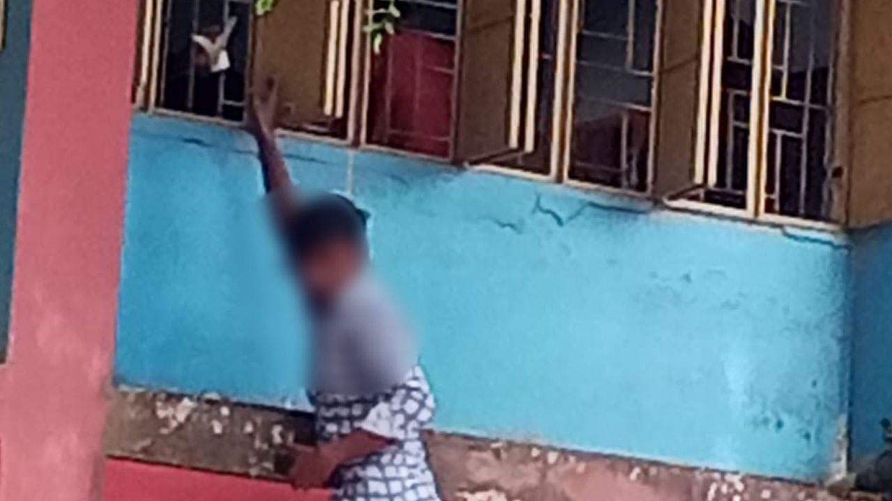 পরীক্ষা কেন্দ্রের দেয়াল টপকে নকল সরবরাহ