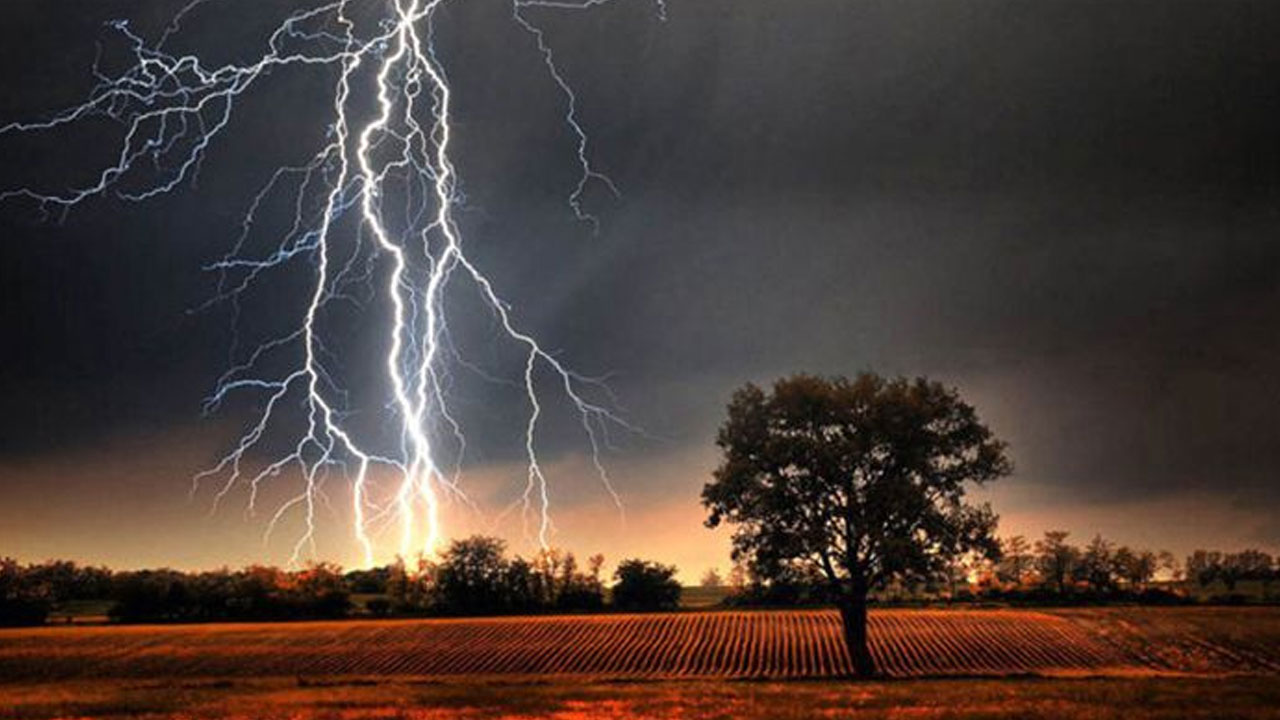বজ্রপাতে গৃহবধূর মৃত্যু, ১৫ দিনের নবজাতকসহ রেখে গেলেন দুই সন্তান