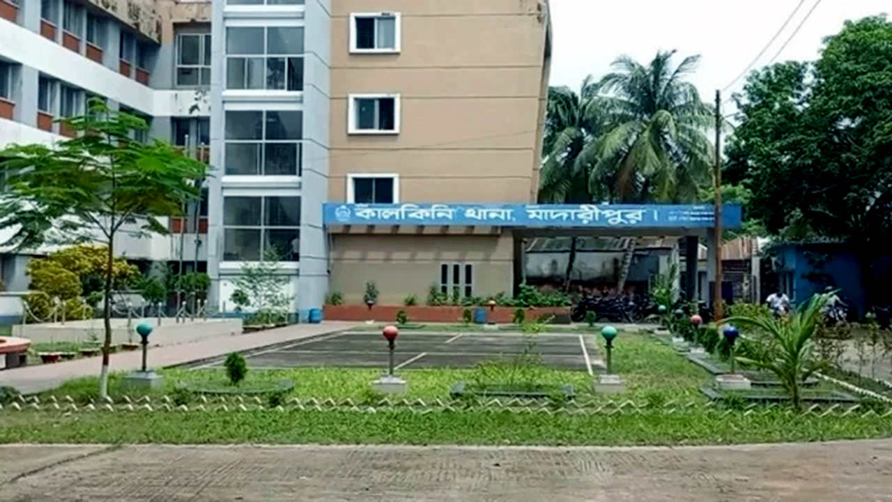 মাটিতে কোপ দিতেই বোমা বিস্ফোরণ, ক্ষতবিক্ষত কৃষক