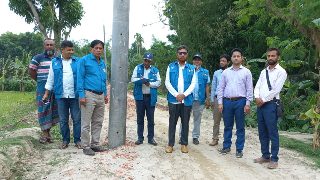 শ্রীপুরে সড়কের মাঝে বৈদ্যুতিক খুঁটি, এলজিইডিতে দুদকের অভিযান