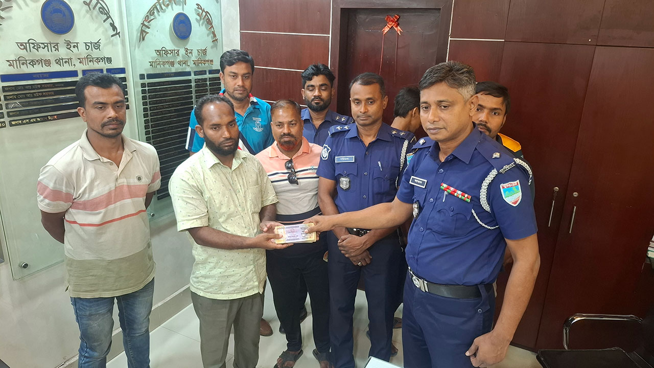 মায়ের চিকিৎসার টাকা হারিয়ে দিশেহারা মনির, উদ্ধার করে দিলো পুলিশ