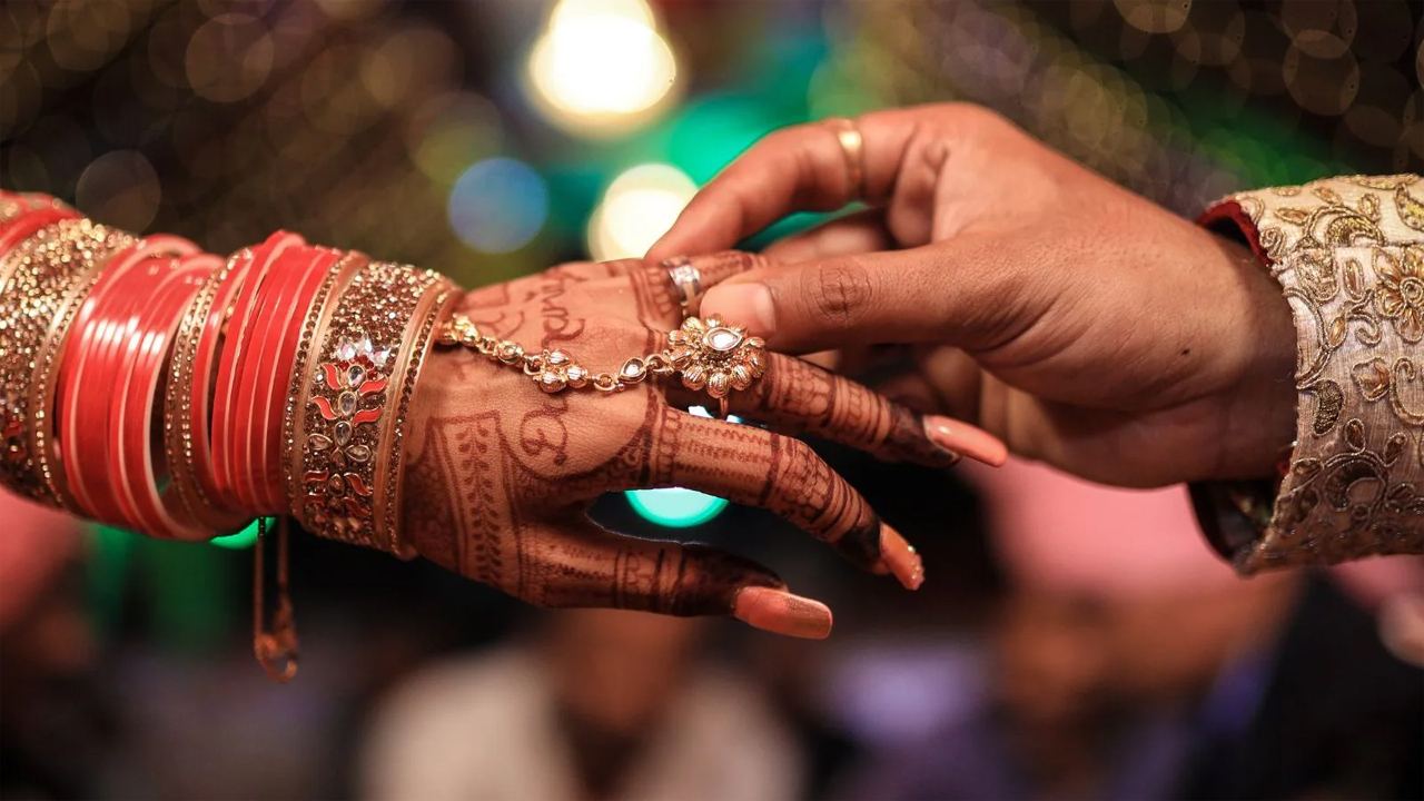 বিয়ে ভাঙতে ভাড়াটে গুন্ডা দিয়ে যুবককে মারধর করালেন তরুণী