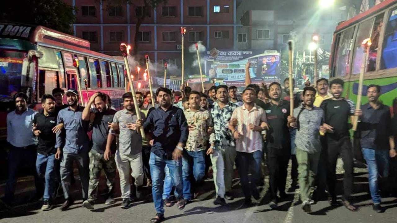 পারভেজ হত্যার ঘটনায় জবি ছাত্রদলের মশাল মিছিল