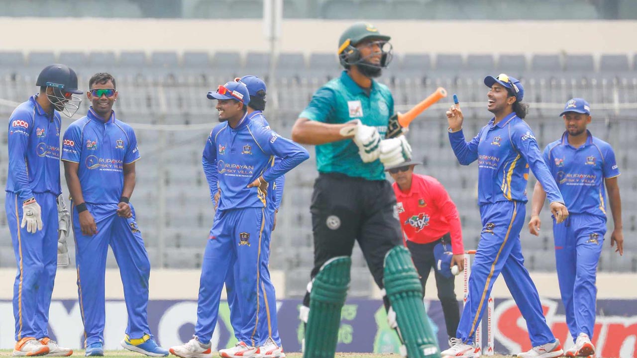 বৃষ্টিবিঘ্নিত দিনে মোহামেডানের হার, আবাহনীর জয়