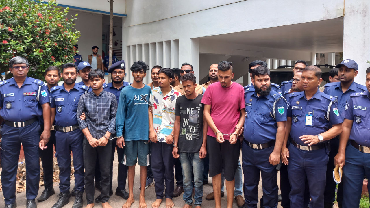 ব্যাংকের সিকিউরিটি গার্ড ভেবে আইনজীবীকে হত্যা, গ্রেপ্তার ৫