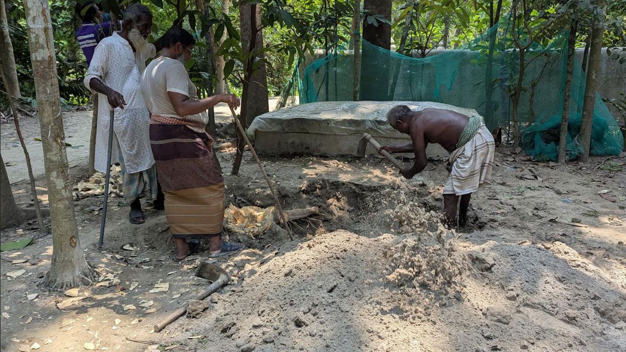 শহীদ বাবার কবরের পাশে শায়িত হবে মেয়ে