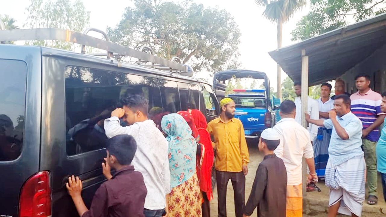 ‘মব’ সৃষ্টি করে বাবা-ছেলেকে কুপিয়ে হত্যা, আটক ৩
