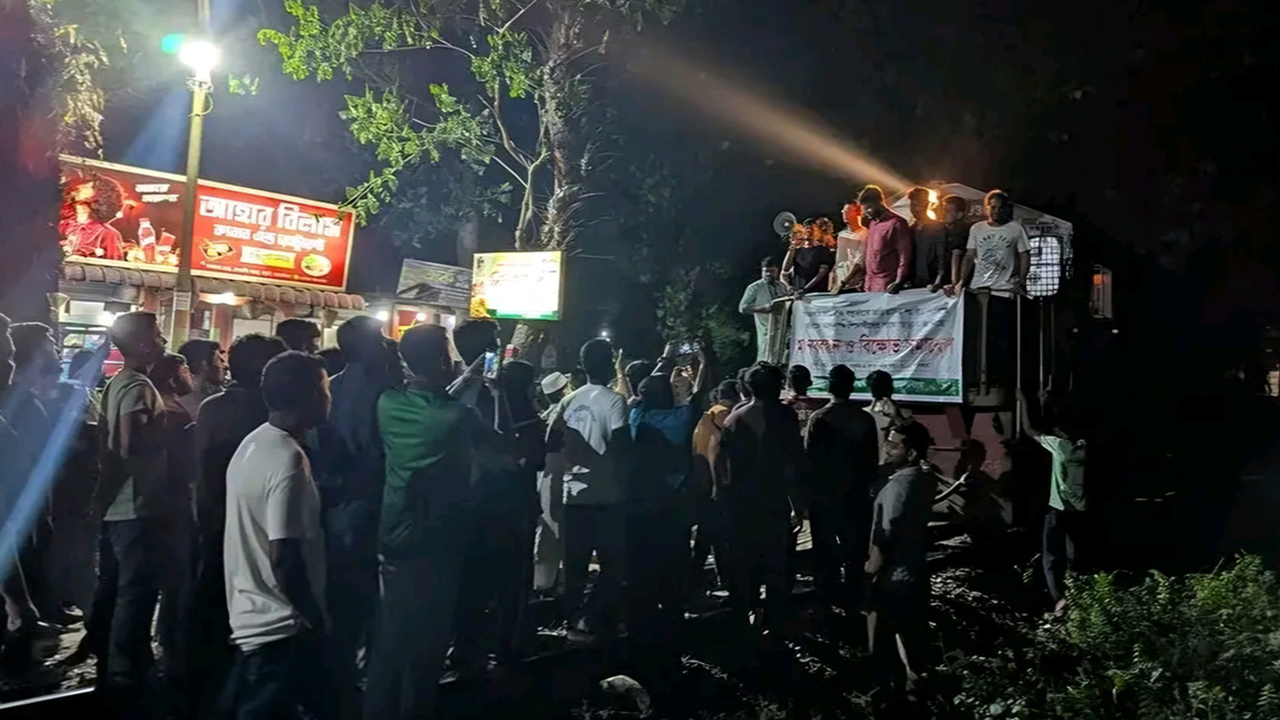 পিএসসি সংস্কারের দাবিতে বাকৃবি শিক্ষার্থীদের ট্রেন অবরোধ