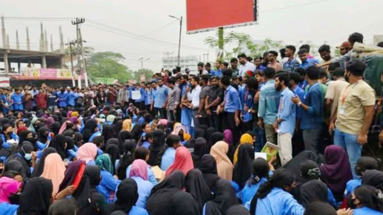 ৬ দফা দাবিতে শিক্ষার্থীদের ঢাকা-ময়মনসিংহ মহাসড়ক অবরোধ