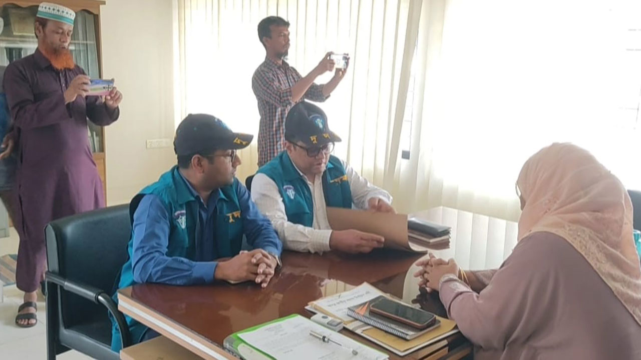 বন্দরে এলজিইডি অফিসে দুদকের অভিযান, নিয়ে গেছে নথিপত্র