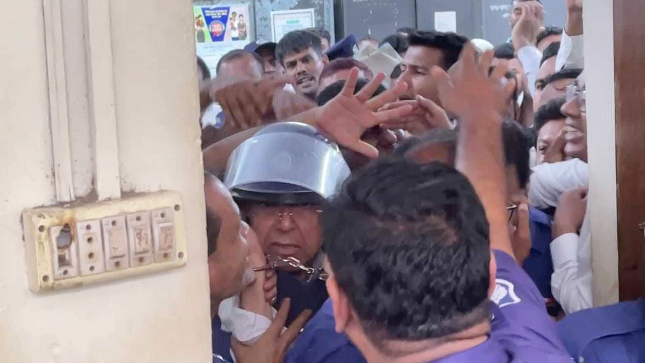 নারায়ণগঞ্জে আদালত চত্বরে সাবেক মন্ত্রী আনিসুল হককে থাপ্পড়