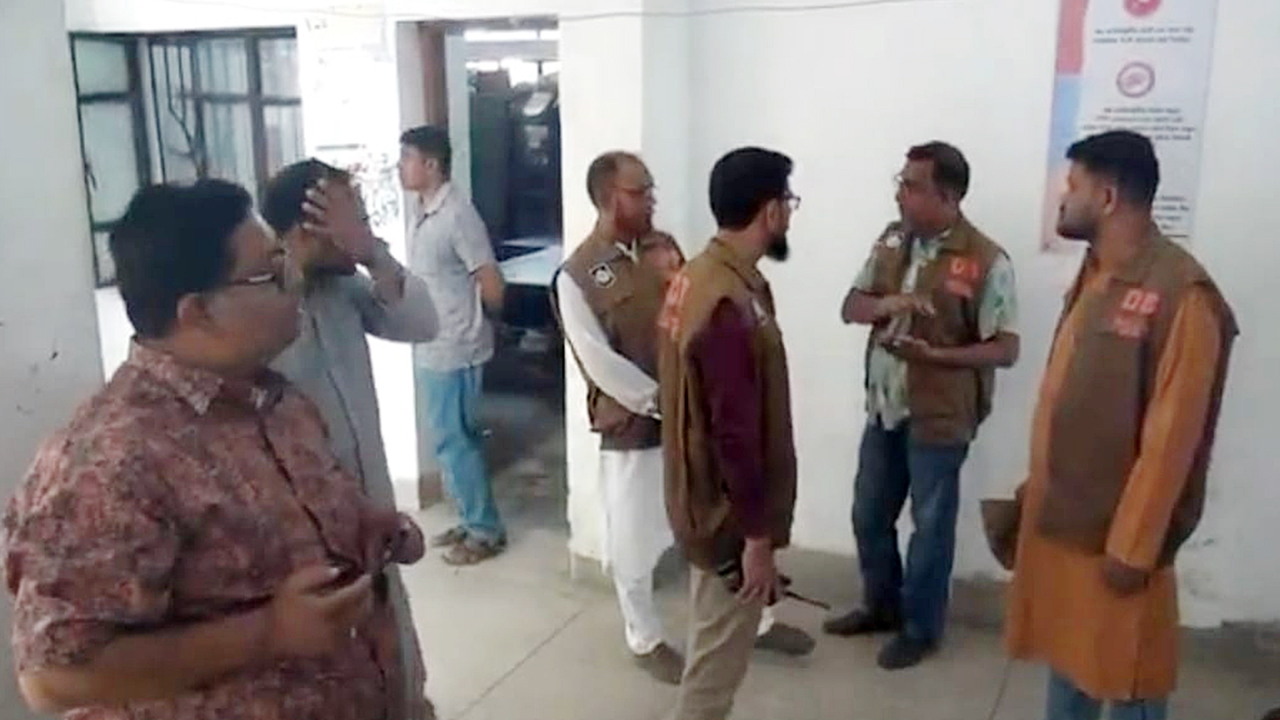 নাটোরে আদালতের মালখানা থেকে চুরি হওয়া স্বর্ণালংকার উদ্ধার