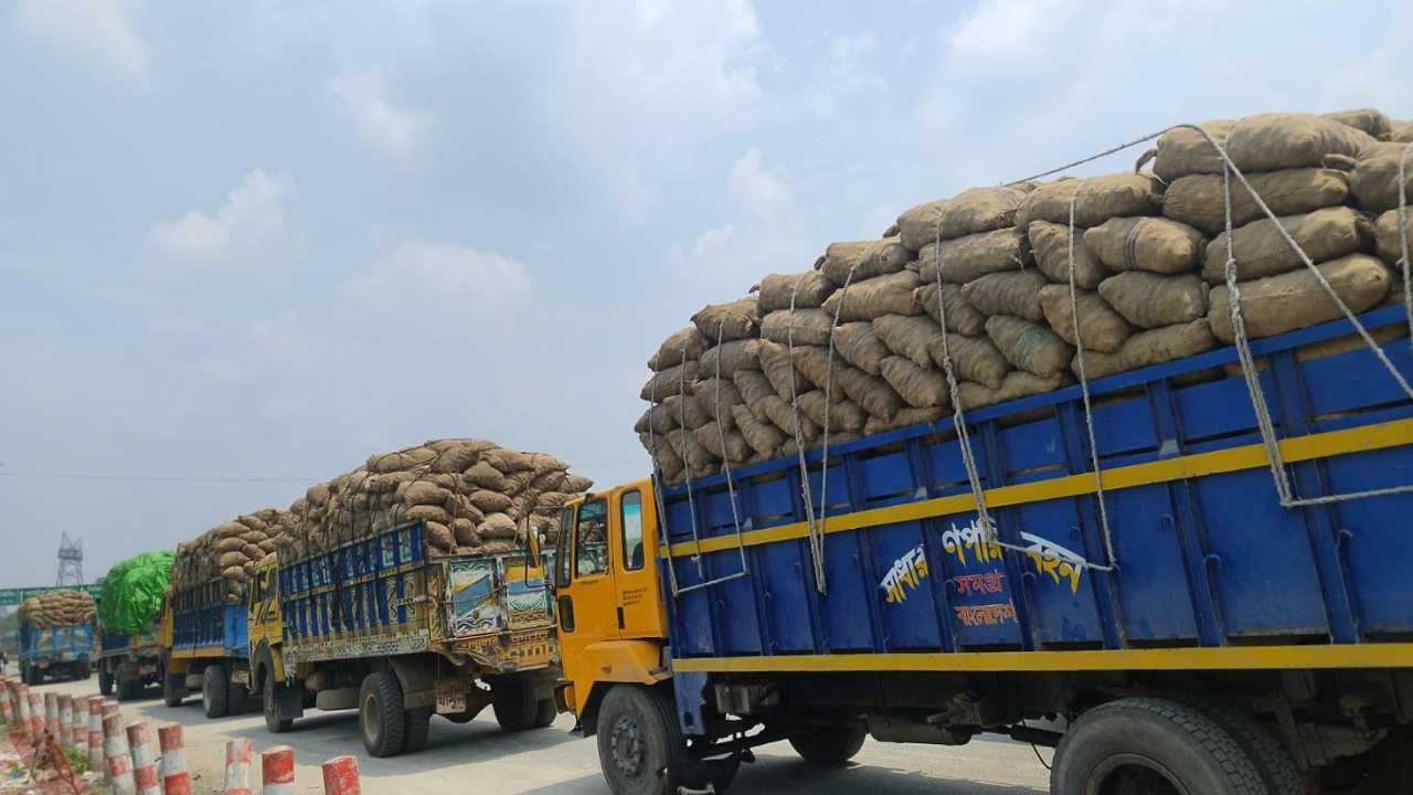 বাংলাবান্ধা দিয়ে নেপালে গেল আরও ৩৭৮ টন আলু