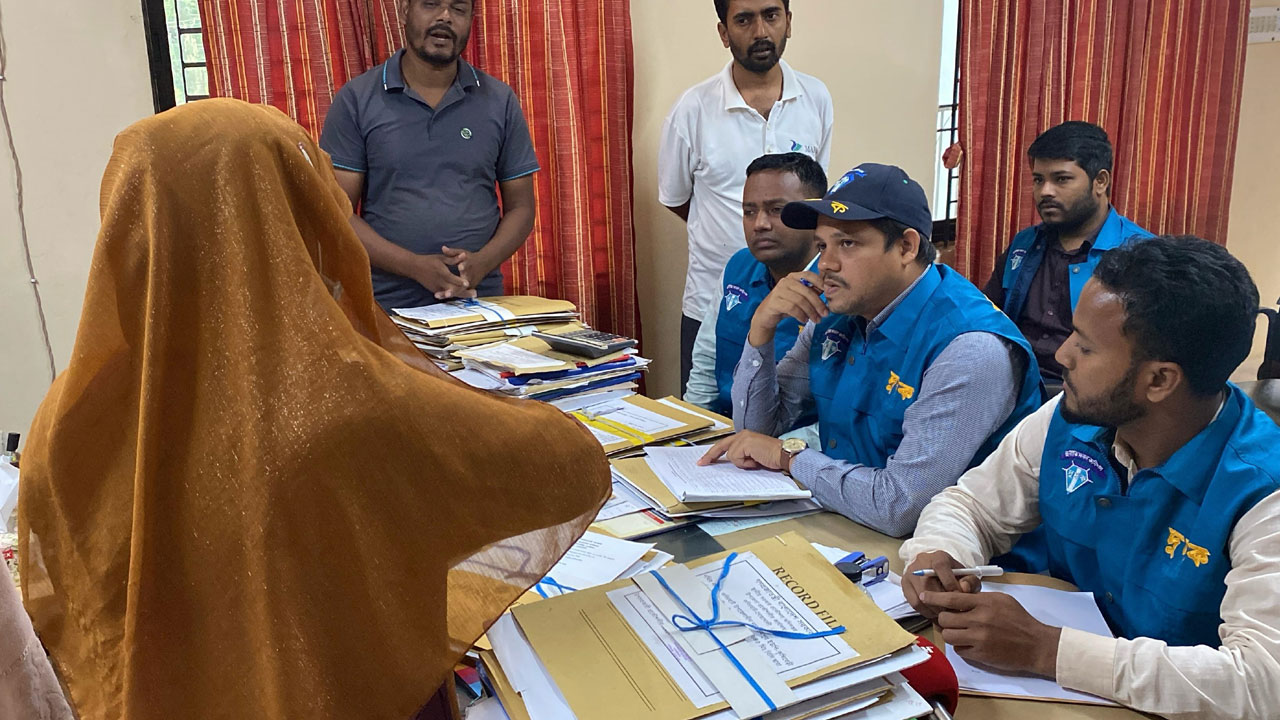 নোয়াখালীতে এলজিইডি অফিসে অনিয়ম পেয়েছে দুদক