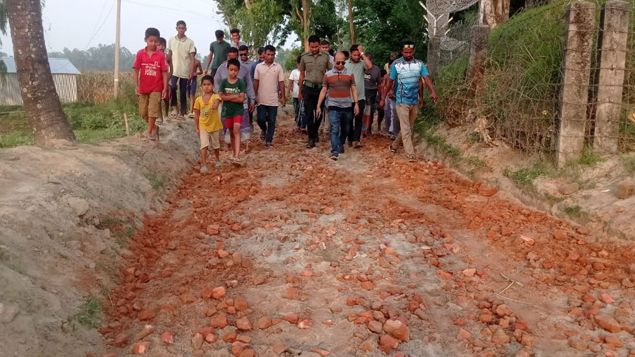 রাস্তা নির্মাণে নিম্নমা‌নের সামগ্রী, অপসারণের নির্দেশ ইউএনওর 